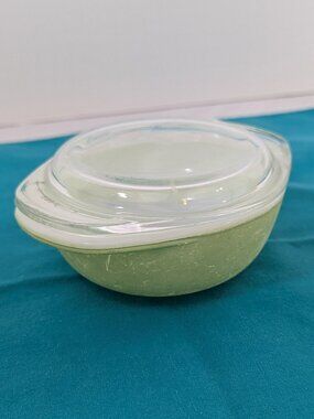 Vintage Pyrex 8 ounce mini baking dish lime green with lid